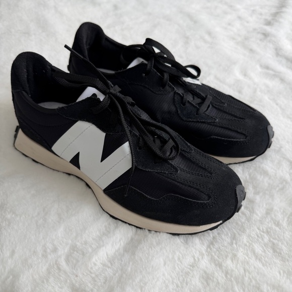 New Balance 327 Black White Boy’s Size 6 - Picture 2 of 15